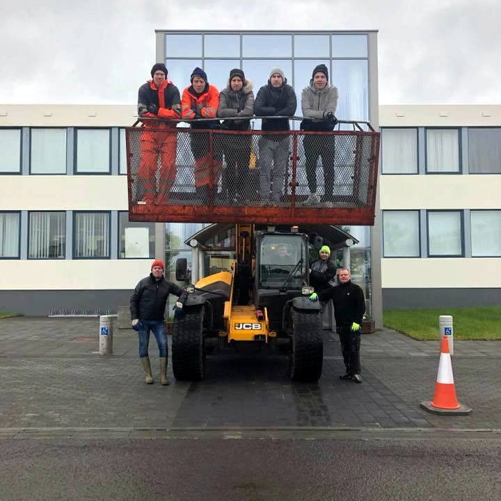 Hópurinn klár í gluggaþvott. Mynd: FB síða Körfuknattleiksdeildarinnar.