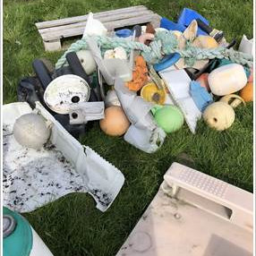 Mikið var um rusl sem kemur frá sjávarútvegi s.s. netakúlur, olíubrúsa og fiskikassa ásamt plastbrotum í ýmsum stærðum. Mynd: ust.is