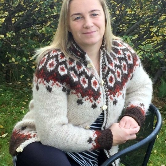 Ragnheiður í peysu sem hún prjónaði á sig. Myndir úr einkasafni.