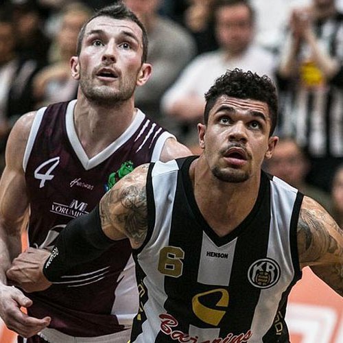 Axel Kára og Kristófer Acox einbeittir í úrslitakeppninni í vor. MYND: HJALTI ÁRNA