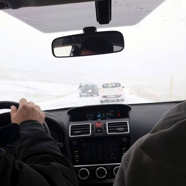 Ökumenn í vandræðum í Bakkaselsbrekkunni í morgun. Mynd: Hafdís Skúladóttir.