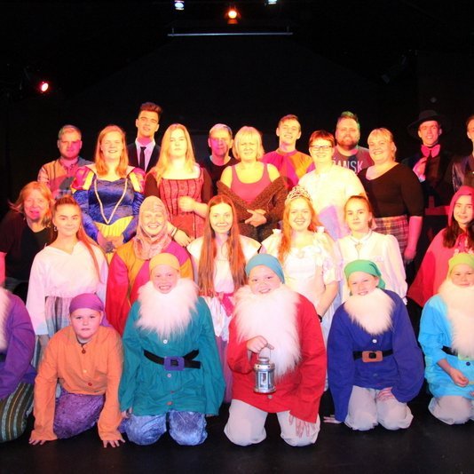 Leikhópurinn ásamt leikstjóra. Mynd:PF