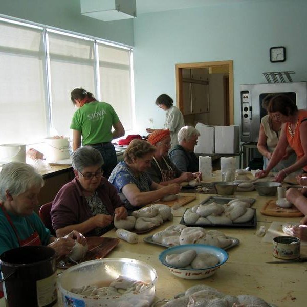 Margar hendur vinna létt verk. Saumað af kappi fyrir iðrin. Aðsend mynd.