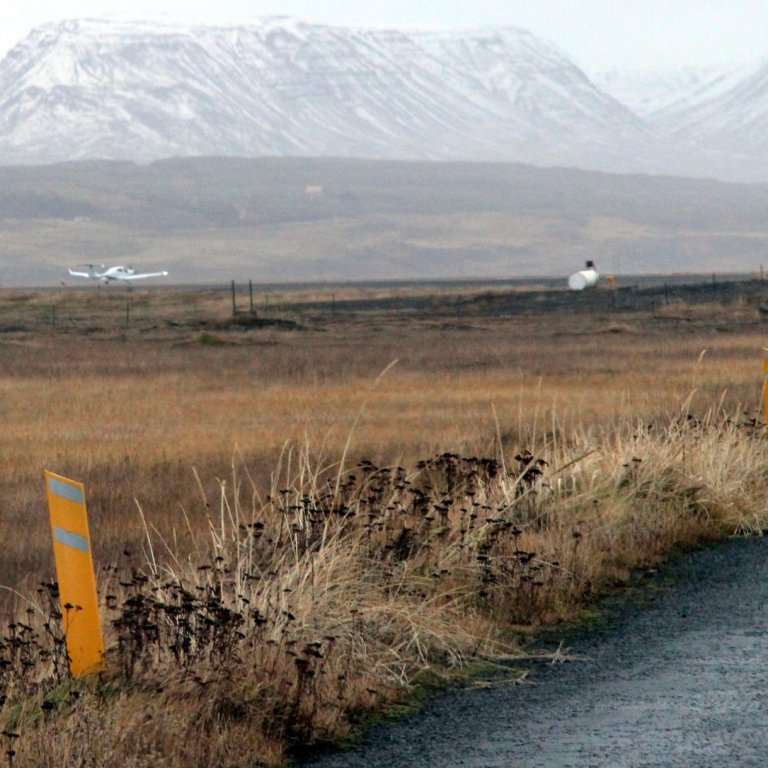 Diamond DA40 kennsluflugvél Keilis hefur sig á loft sl. sunnudag. Hún er búin fullkomnum blindflugsbúnaði, þ.á.m. stórum tölvuskjáum og nútíma flugmælitækjum. Mynd: PF.