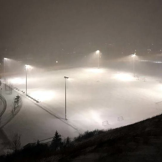 Feykir fékk senda þessa mynd sem sýnir hvítan gervigrasvöllinn á Sauðárkróki.