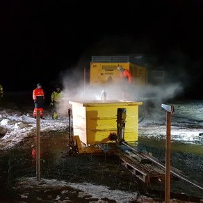 Byrjað að dæla lofti í borholuna. Mynd: skv.is.