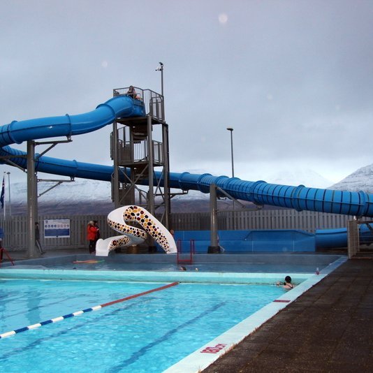 Loka þurfti sundlauginni í Varmahlíð þegar kalda vatnið hætti að renna. Mynd: PF.