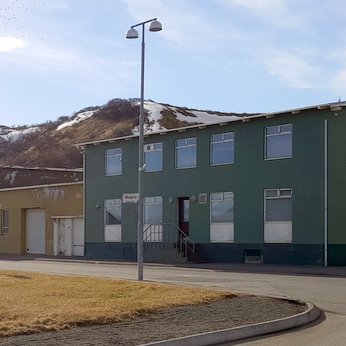 Aðalgata 21, áður en farið var í uppbyggingu húsanna sem hýsa á sýndarveruleikann.