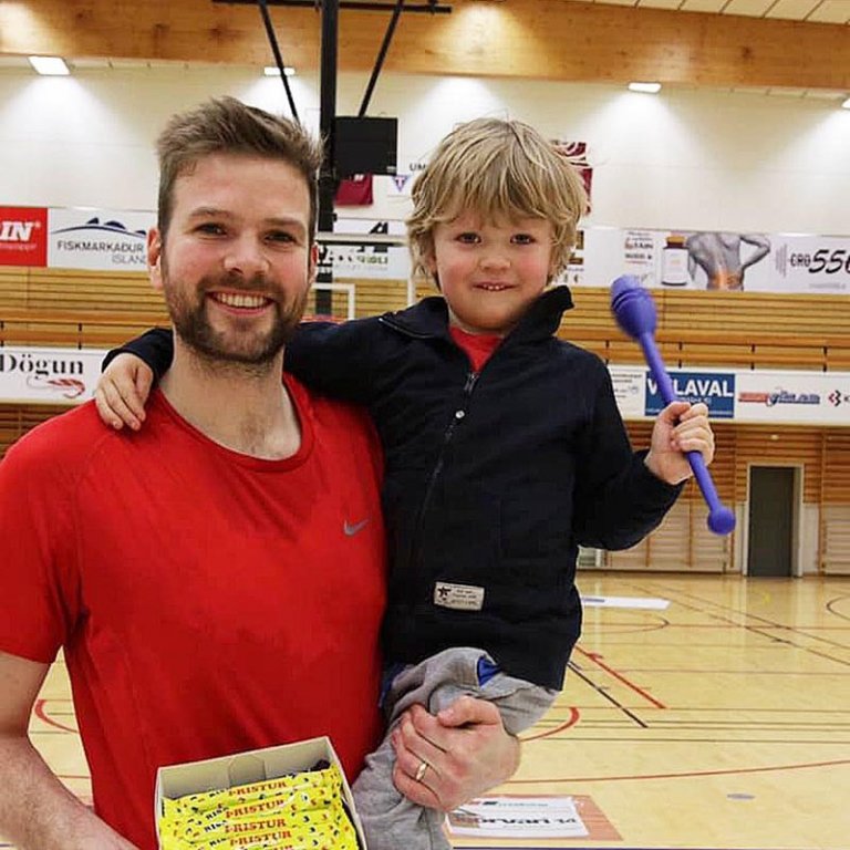 Brynjar ásamt syni sínum og gjöfinni góðu. MYND: KKD. TINDASTÓLS