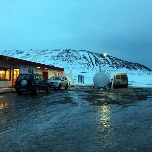 Nýi tankurinn kominn upp. Mynd:Facebooksíðan Verslunin Ketilási.