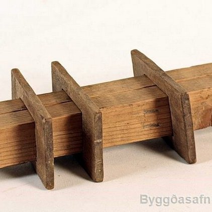 Kertamót (BSk-62) úr furu,  frá Stekkjarflötum. Tólg var rennt í stokkinn og 
hann tekinn í sundur þegar tólgin var storknuð.