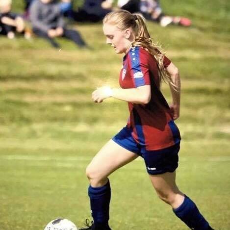 Á sumrin er Eva Rún í fótboltanum en í körfunni á veturna.