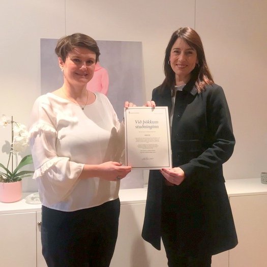 Kolbrún Silja Ásgeirsdóttir, fjáröflunarstjóri Krabbameinsfélagsins og Hólmfríður Sveinsdóttir, framkvæmdastjóri Protis á Sauðárkróki. Aðsend mynd.