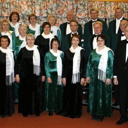 Rökkurkórinn ásamt stjórnanda sínum, Thomasi Higgerson.