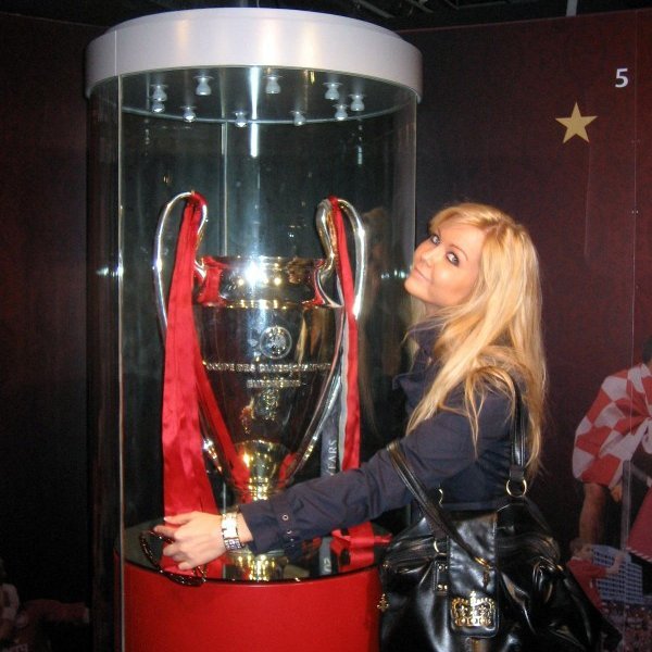 Hér knúsar Sunna Meistaradeildarbikarinn sem hún og Liverpool unnu árið 2005.