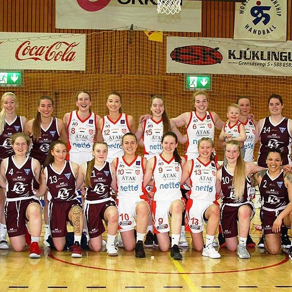 Það fór vel á með leikmönnum Tindastóls og Þórs að leik loknum. MYND: PÁLL JÓHANNESSON