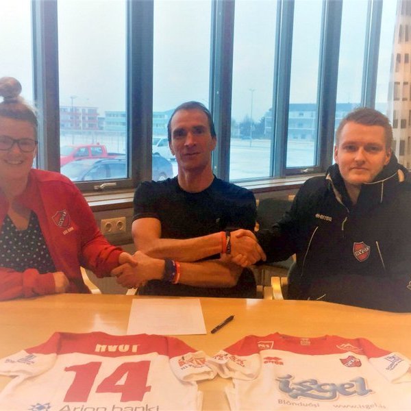 Lee Ann Bjarki og Hámundur Örn handsala samninginn við þjálfarann. Mynd:FB knattspd. Hvatar.
