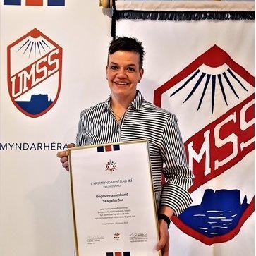 Klara Helgadóttir formaður UMSS 
með viðurkenninguna góðu, Fyrirmyndarhérað ÍSÍ. Mynd: UMSS.