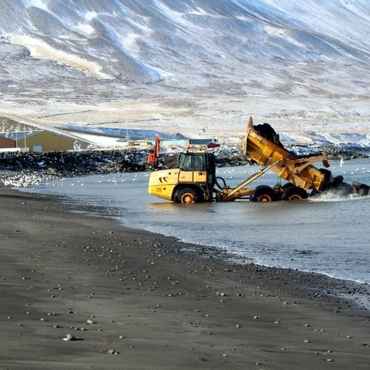 Stórgrýtinu, sem væntanlega mun kyrrsetja möl og sand sem sjórinn ber að landi, sturtað í fjöruna . Mynd: Skagafjarðarhafnir.