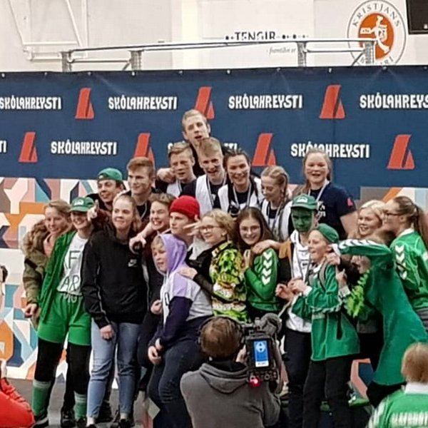 Lið Varmahlíðarskóla fagnar frábærum árangri. Mynd af Faebooksíðu skólans.