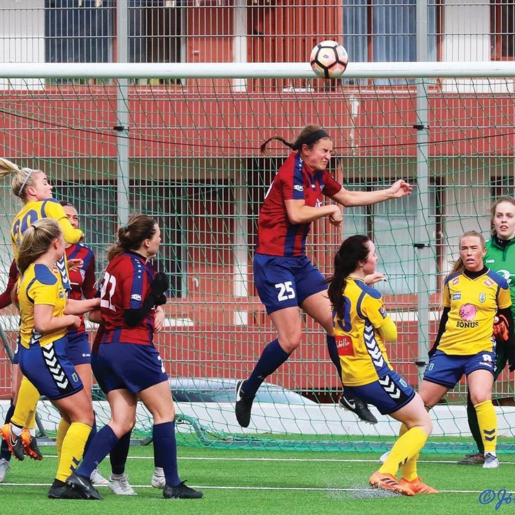 Murr skallar frá marki Tindastóls í leiknum gegn Fjölni. MYND: JÓI SIGMARS