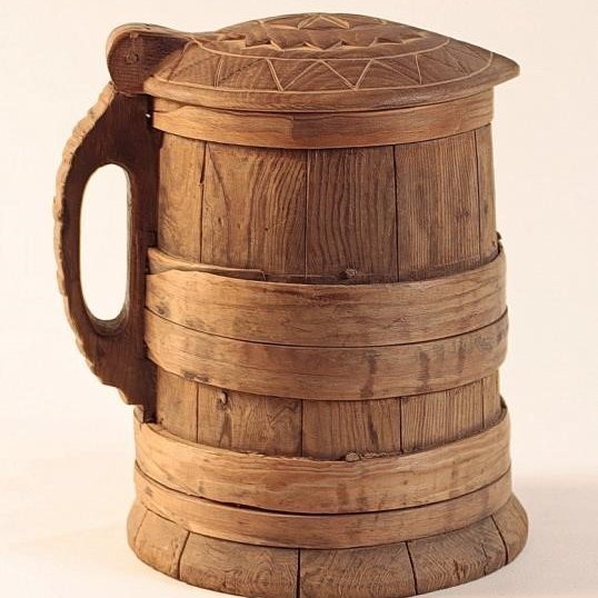 Blöndukanna BSk-464 frá Merkigarði. Mysa (sýra) sem varð til við skyrgerð var mikils metin. Hún þótti best þegar hún var orðin tveggja ára gömul og eldsúr og var m.a. notuð til drykkjar. Þá var blandað einum hluta sýru í elleftu hluta vatns og var það kallað tólftarblanda. Blandan var oft borin fram í blöndukönnu eins og þessari. Kannan er varðveitt í Byggðasafni Skagfirðinga.