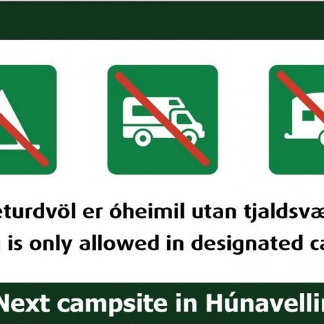 Dæmi um skiltin sem vísa á næsta tjaldsvæði. Mynd af vef SSNV.