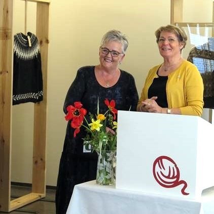 Björg Baldursdóttir, kvæðakona, og Elín S. Sigurðardóttir, safnstjóri, við opnunina.            Aðsendar myndir.