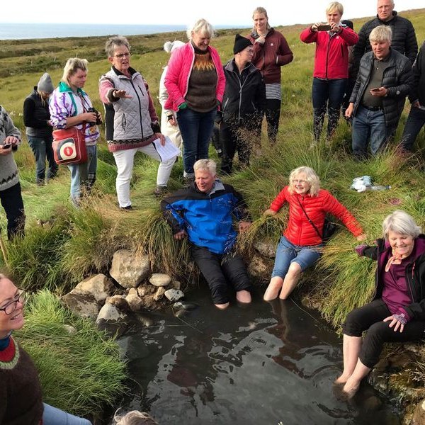 Í Bakkabræðragöngu gátu þátttakendur sett sig í spor bræðranna fávísu sem þekktu ekki fætur sína er þeir fóru í fótabað forðum. Myndir: Hermann Sæmundsson.