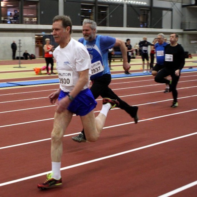 Karl sprettir úr spori í 60 m hlaupi í vetur. Mynd af Facebooksíðu Meistaramóts öldunga.