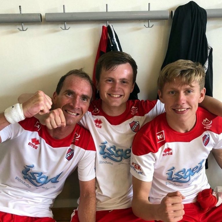 Gaman í klefanum eftir einn sigurleikinn fyrr í sumar. Mynd af FB síðu Bjarka Más Árnasonar,. Með honum á myndinni eru Viktor Ingi Jónsson og Ágúst Friðjónsson.