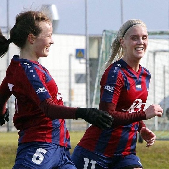 Þær stöllur Laufey Harpa og Kolbrún Ósk áttu stóran þátt í sigri Tindastóls í gær, Laufey skoraði fyrra mark Stólanna en Kolbrún fiskaði víti sem varð til þess að leikurinn vannst. Mynd úr safni Feykis: ÓAB.