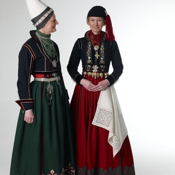 Á myndinni er faldbúningur frá 18. öld. Á beltinu má sjá skart sem að stærðinni til líkist skarti Solveigar, sem þó er einfaldara að allri gerð.