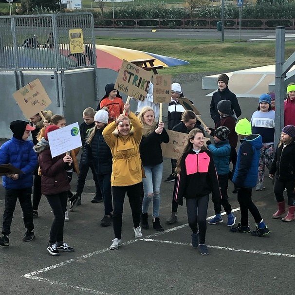 Nemendur og starfsfólk Blönduskóla í loftslagsverkfalli. Myndir: Lee Ann Maginnis.