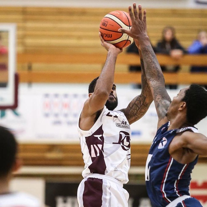 Simmons tekur skot. MYND: HJALTI ÁRNA