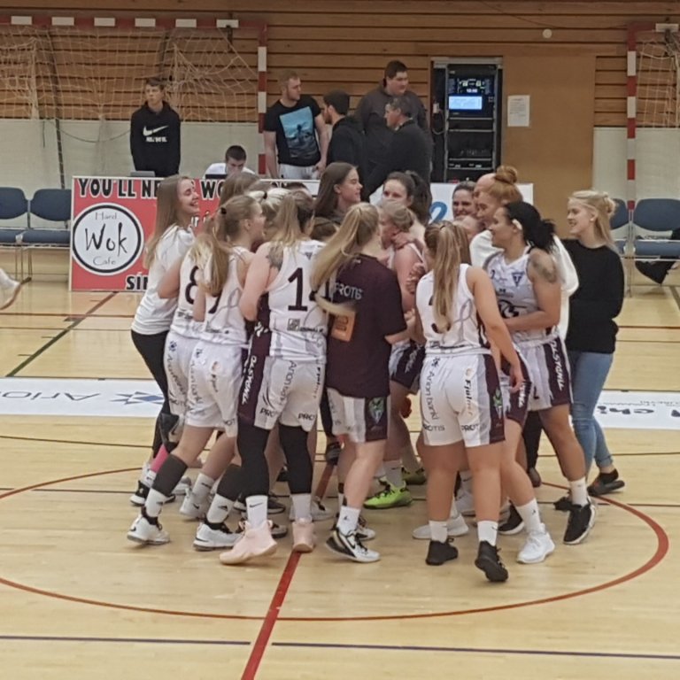 Stólastúlkur að fagna sigrinum. Mynd:SG