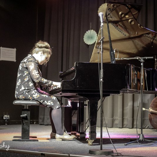 Sigurdís Sandra Tryggvadóttirá burtfarartónleikunum sínum frá FÍH vorið 2017. Mynd: Halla Ósk Heiðmarsdóttir.