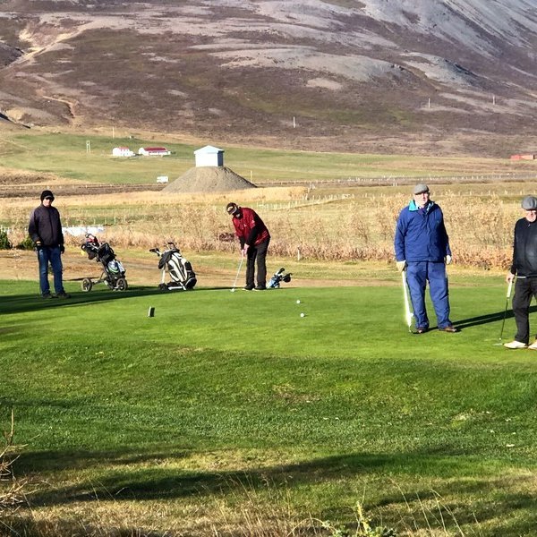 Golfarar nýta haustblíðuna til hollrar útiveru og skemtilegrar samveru í góðum félagsskap. Mynd: KBH.