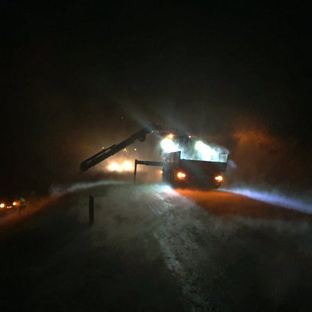 Bifreiðin var dregin upp á veg með dráttarbifreið. Mynd af Facebooksíðu Lögreglunnar á Norðurlandi vestra.