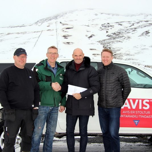 Við undirritun samnings milli skíðadeildar Tindastóls og AVIS bílaleigu um samstarf sem kemur báðum aðilum vel. Frá vinstri Baldur Sigurðsson, umboðsmaður AVIS á Sauðárkróki, Viggó Jónsson, framkvæmdarstjóri skíðadeildar Tindastóls, Axel Gómez framkvæmdastjóri AVIS og Arnþór Jónsson, sölustjóri sama fyrirtækis. Mynd: PF.