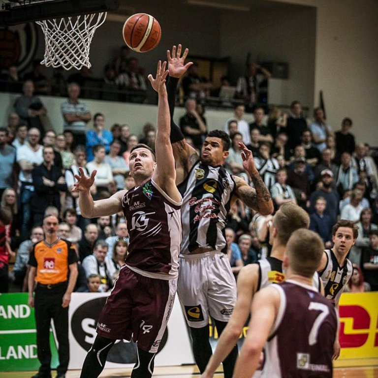 Það er alltaf gaman að vinna í DHL-höllinni. Hér eigast Helgi Rafn og Kristófer Acox við í leik vorið 2018. MYND: HJALTI ÁRNA