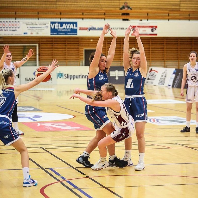 Margur er knár þótt hann sé smár. Eva Rún tók flest fráköst allra í Njarðtaks-gryfjunni þrátt fyrir að vera sennilega lágvaxnasti leikmaðurinn á vellinum. Hér lendir hún á Keflavíkurvegg í leik í Síkinu á dögunum. MYND: HJALTI ÁRNA