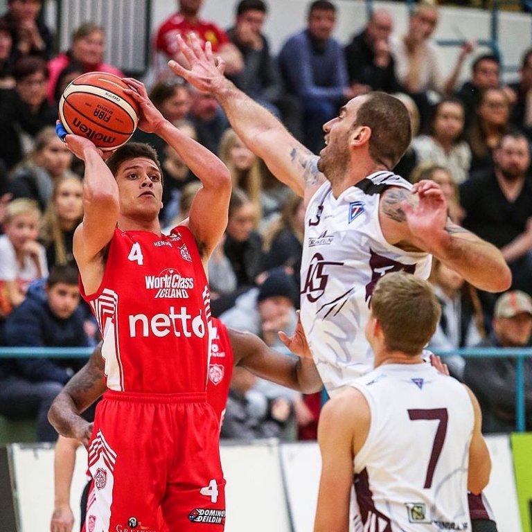 Hansel Atencia tekur skotið í fyrri leik Tindastóls og Þórs í vetur. Perkovic reynir að trufla hann. Pétur fylgist með. MYND: HJALTI ÁRNA