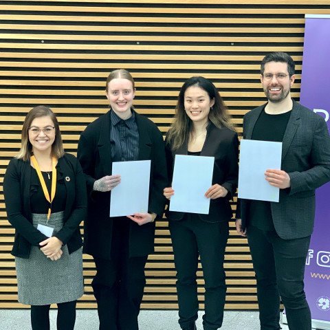 Sigurvegarar hakkamaraþons Byggðastofnunar ásamt Evu Pandoru Baldursdóttur, sérfræðingi stofnunarinnar. Mynd: Byggðastofnun.is.