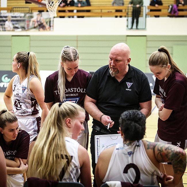 Árni og Stólastúlkur ráða ráðum sínum gegn Fjölni fyrr í vetur. MYND: HJALTI ÁRNA