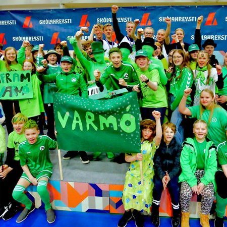 Sigurlið Varmahliðarskóla ásamt grænklæddum stuðningsmönnum. Mynd:skolahreysti.is