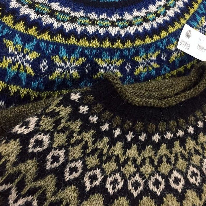 Peysan skal hafa hringprjónað berustykki með munsturformum og/eða munsturbekkjum frá herða- eða axlalínu að hálsmáli. Mynd: Facebooksíða Handpjónasambands Íslands.