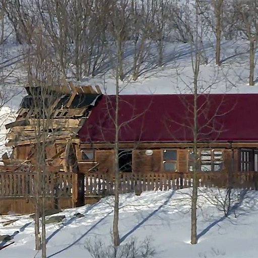 Sumarbústaðurinn er mikið skemmdur. SKJÁSKOT ÚR FRÉTT SJÓNVARPS