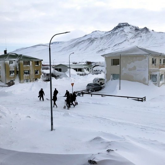 Nemendur halda af stað í snjómokstur. Mynd: Ástrós Elísdóttir