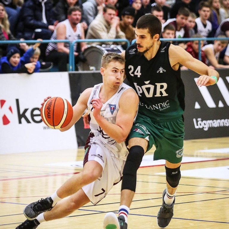 Pétur í baráttunni í leik gegn Þór Þorlákshöfn fyrir jól. MYND: HJALTI ÁRNA